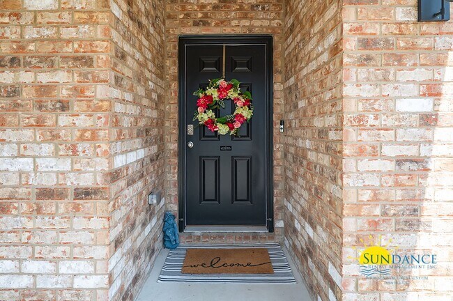 Building Photo - Stunning 4 Bedroom Home in Crestview! -Sol...