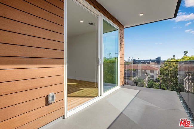 Building Photo - 5813 Lexington Ave