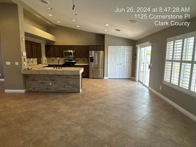Building Photo - Beautiful Single Story with Pool in Eldora...