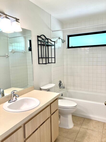 Building Photo - 18633 Holly Rd