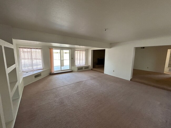 Building Photo - 570 N Villa Nueva Dr