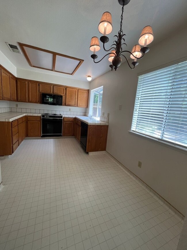 Building Photo - Robin