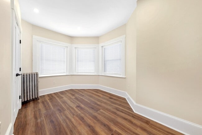 Building Photo - 107 School St