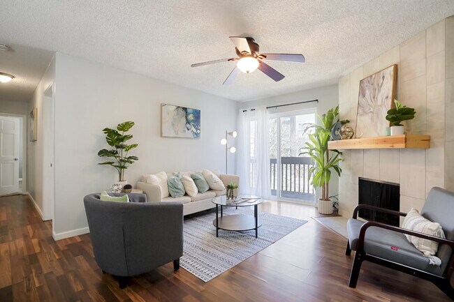 Building Photo - 2 Bedroom/2 Bathroom Condo - Aurora - Lowe...