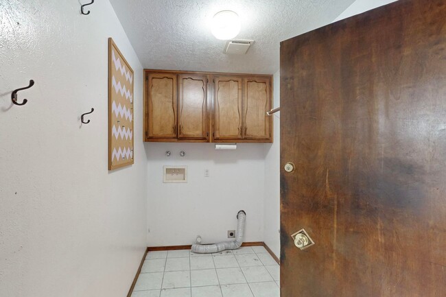 Building Photo - NE Brick Ranch 3/Bd 2/Ba 2 Cg 1782/sf