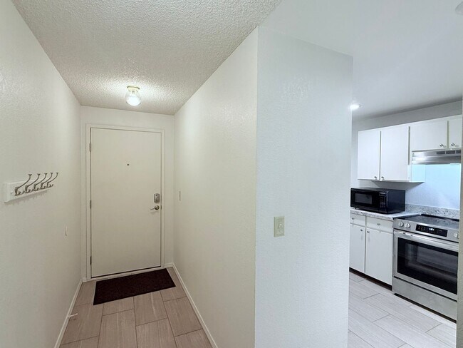 Building Photo - Lovely 2-Bedroom End Unit Condo in Cedarwo...