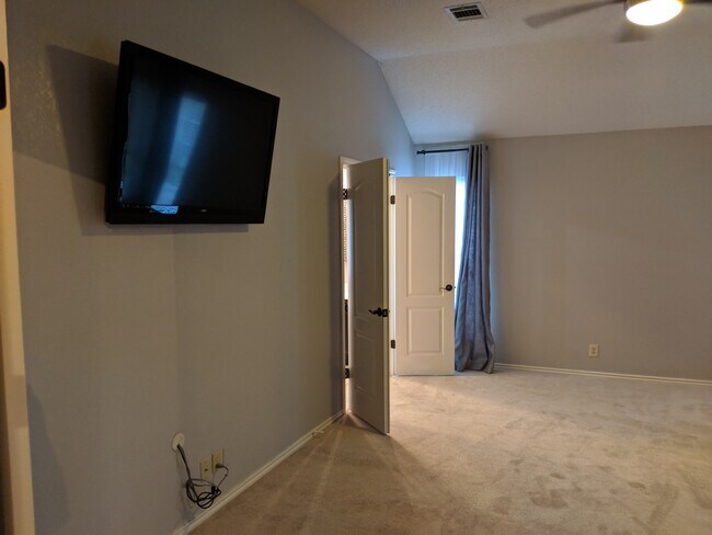 Building Photo - 1308 Meadow Lark Dr