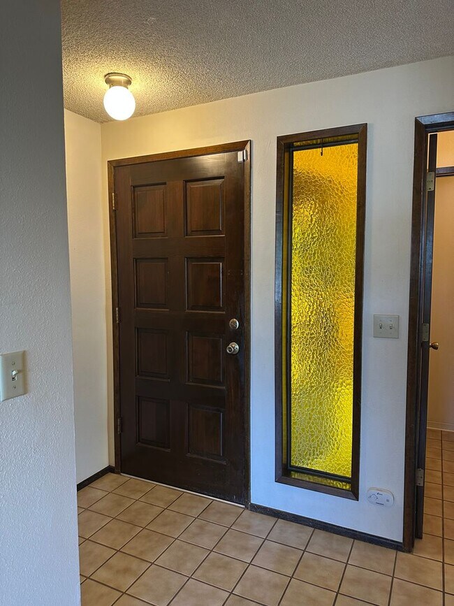 Building Photo - Large 3 bedroom 2.5 bath duplex with a gar...