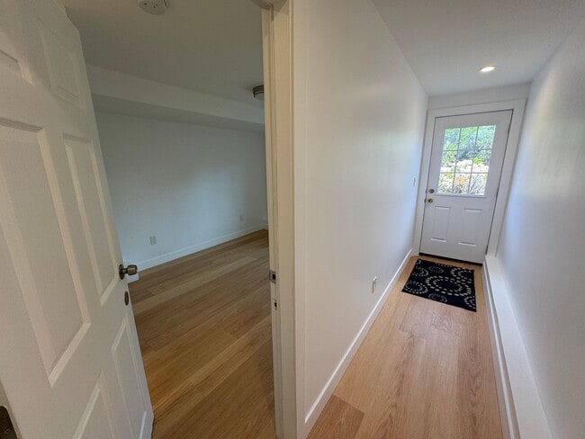 Building Photo - Spacious 5BR/6BA Updated Home with Private...