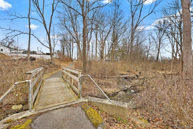 Building Photo - 2881 Meadowcrest Dr