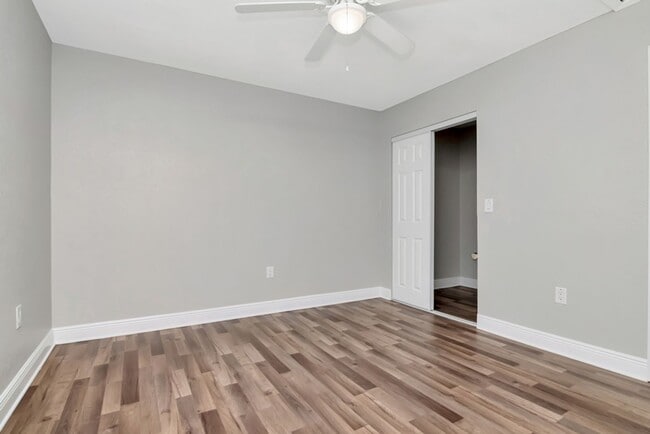 Building Photo - Beautifully Updated 3/2 in Bradenton — Up to One Month Free!