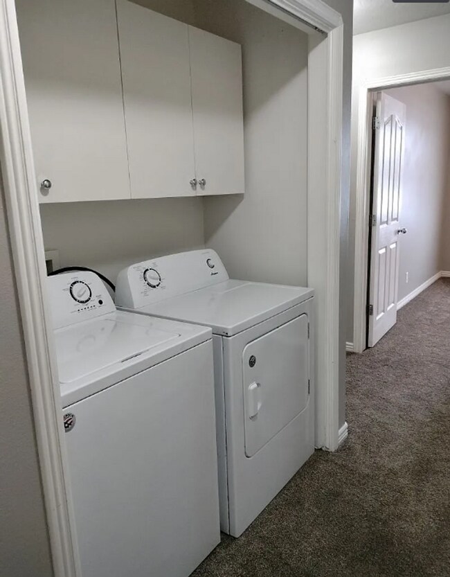 Building Photo - 2 Bed 1 Bath Apartment at Delmar Condominiums in Sugar City!