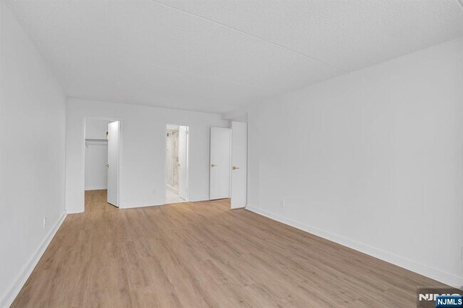 Building Photo - 1055 River 809