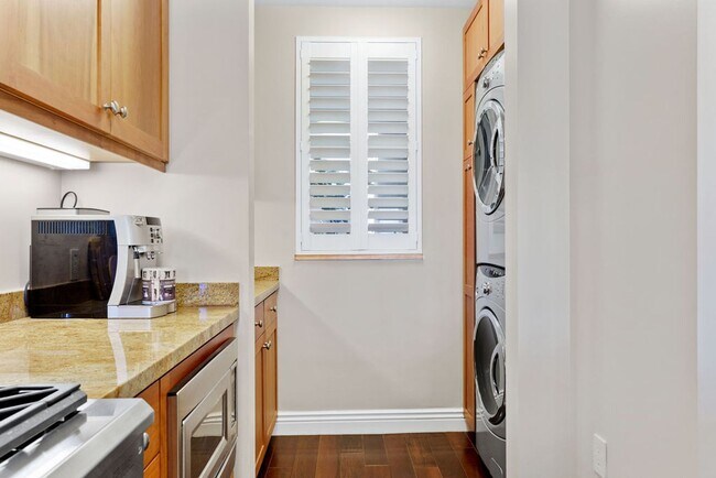 Building Photo - Fully Furnished Condo in the prestigious R...