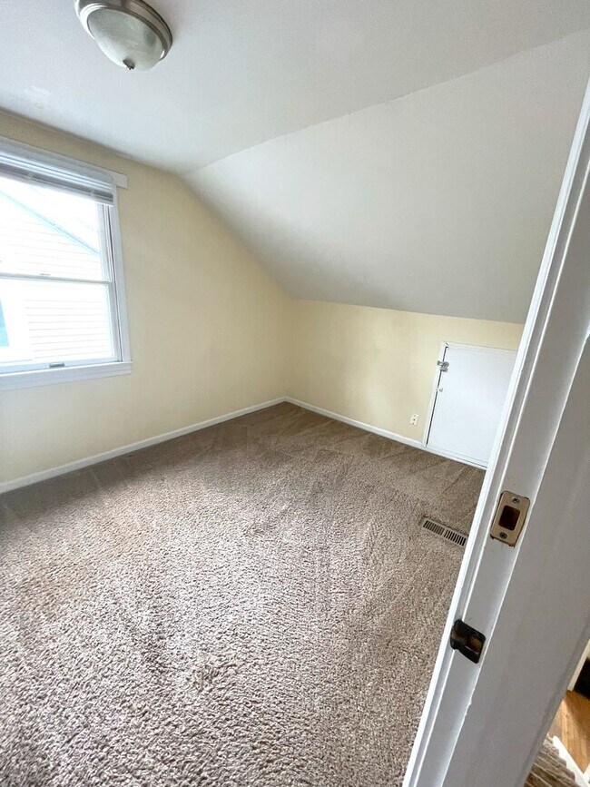 Building Photo - 903 Dewey Ave