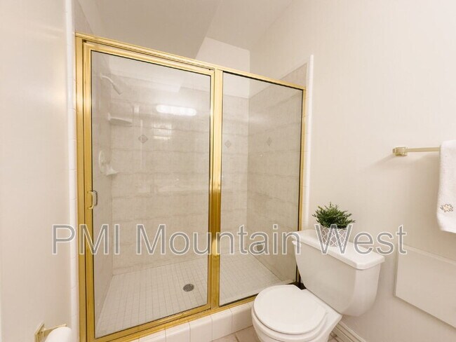 Building Photo - 49 E Fairway Dr