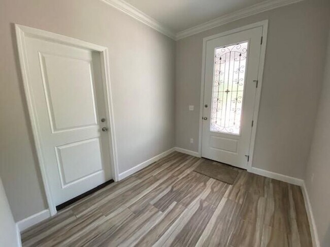 Building Photo - 3-Bedroom Brick Home with Modern Finishes & Large Yard!