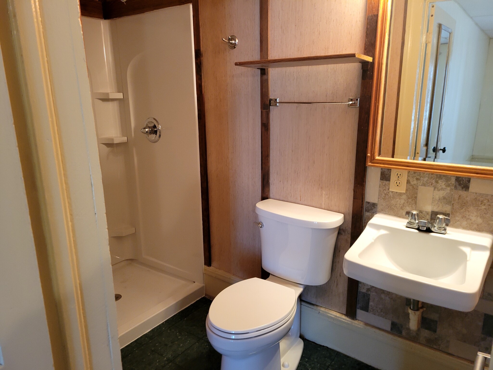 Building Photo - 204 E Broadway Ave