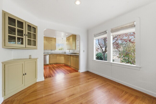 Building Photo - Spacious 2 Bed, 2 Bath Home