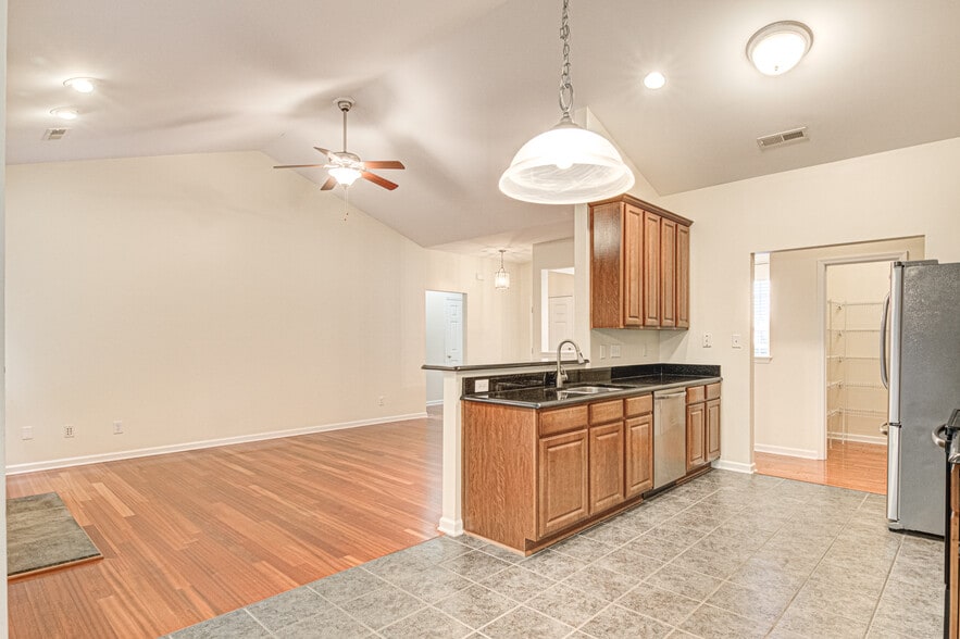 Granite Kitchen countertops - 6524 Overland Park Dr