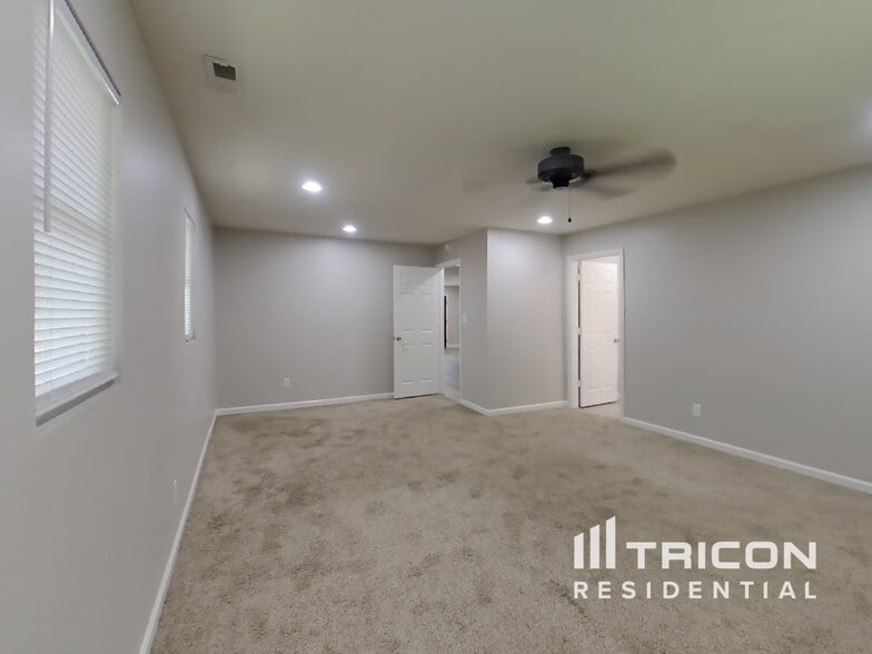 Building Photo - 5314 Yucatan Dr
