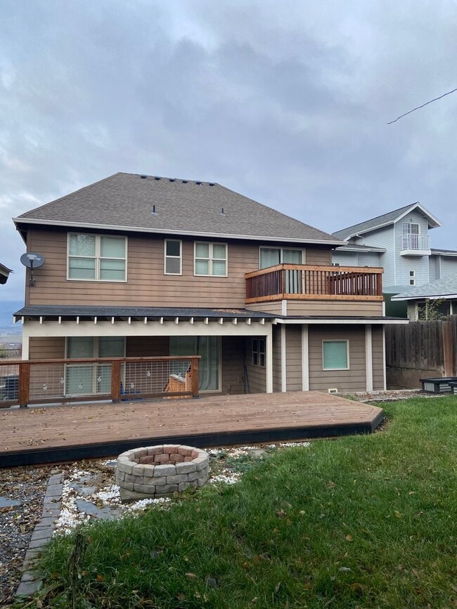 Building Photo - Spacious Back Yard - 4 Bedroom 2 1/2 Bath ...