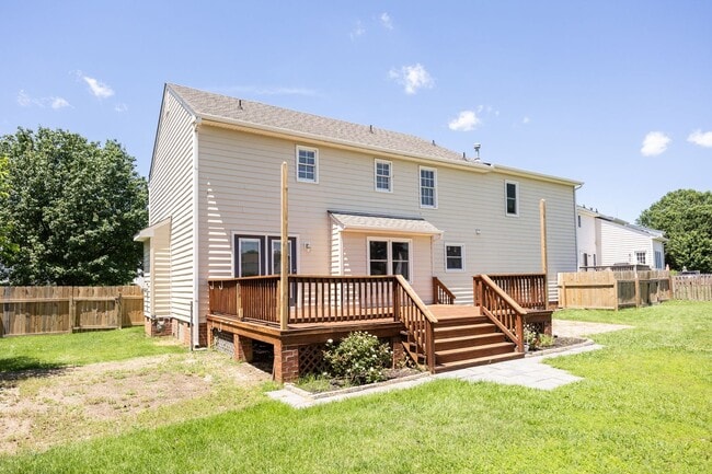 Building Photo - Large 4 Bedroom, 2.5 Bathroom Home in Mech...