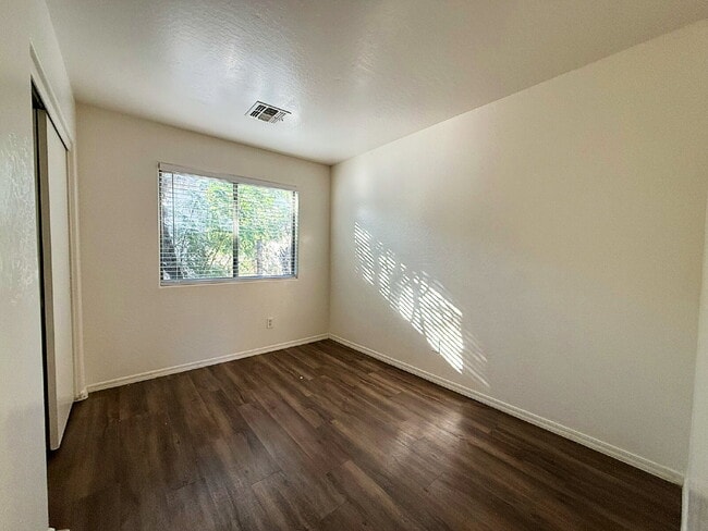 Building Photo - "Spacious 4-Bedroom Townhouse in Prime Phoenix Location – Quiet and Move-in ready!"