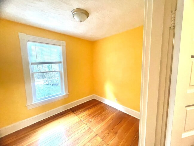 Building Photo - Stunning spacious 2nd floor apartment with Water View!