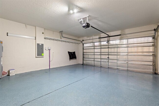 Building Photo - 9256 Royal River Cir