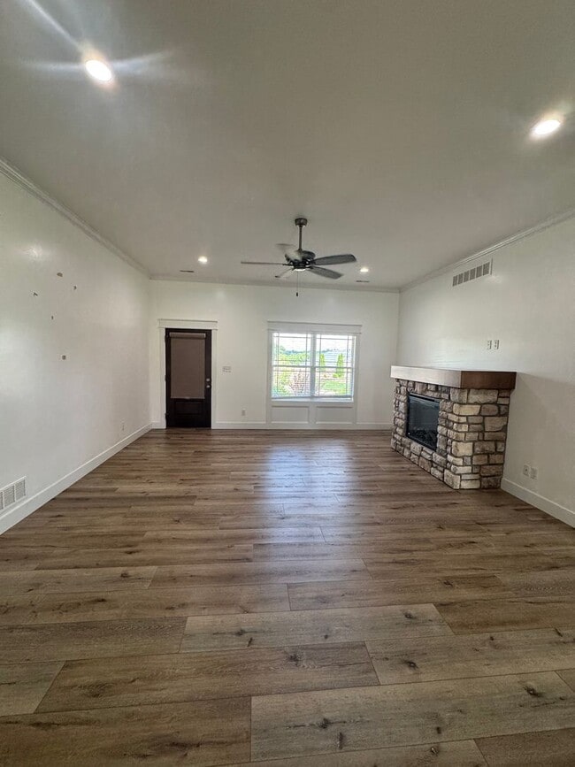 Building Photo - 3 bedroom 2 bath house