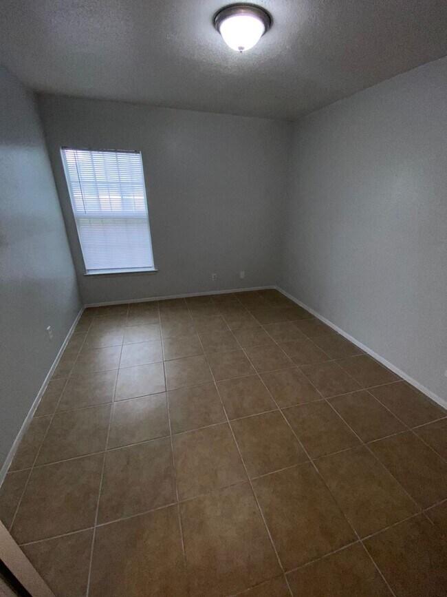 Building Photo - Spacious 2BR/1BA- Home Available Now!