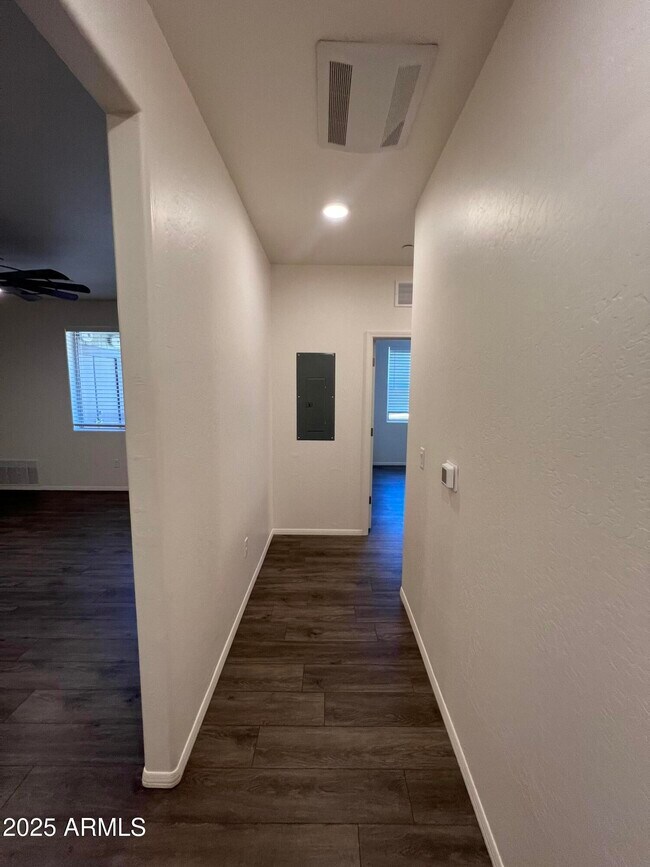 Building Photo - 1650 E Ponderosa Pkwy