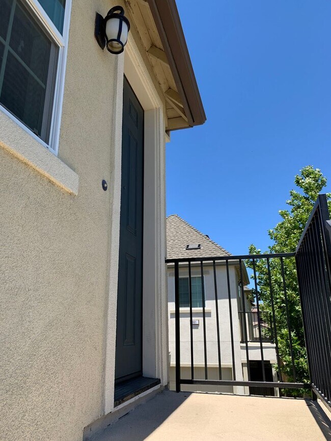 Building Photo - Nice 1 Bed 1 Bath upstairs apartment in the Cannery Neighborhood