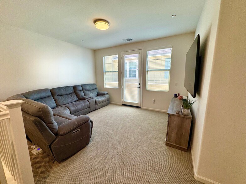 Building Photo - 34 Jaripol Cir