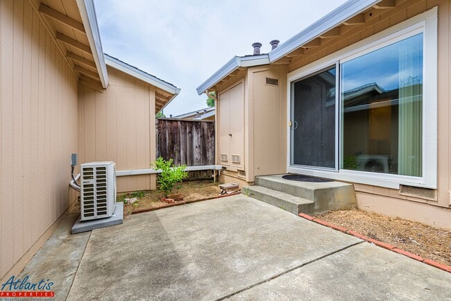 Building Photo - Lovely Townhouse | Loft | A/C | Desirable ...