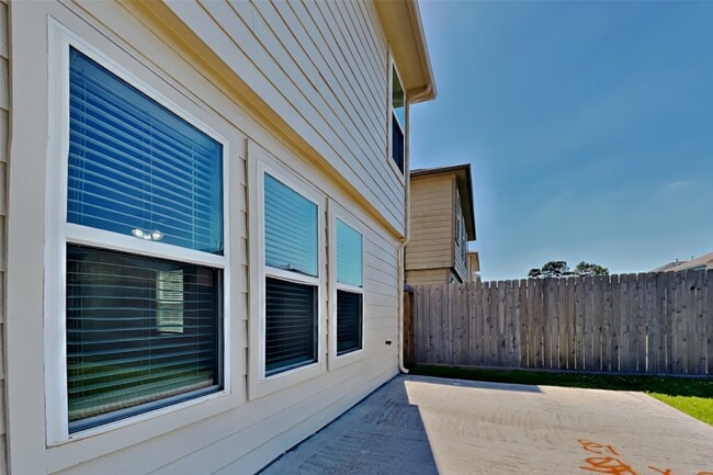 Building Photo - 16758 N Rail Dr