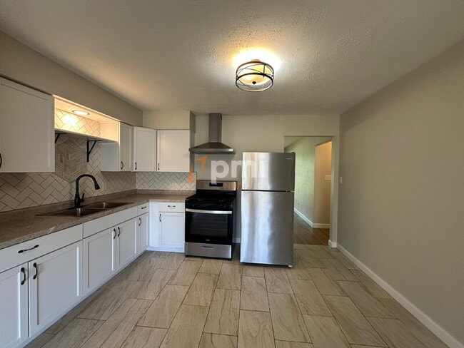 Building Photo - 613 Southwind Dr