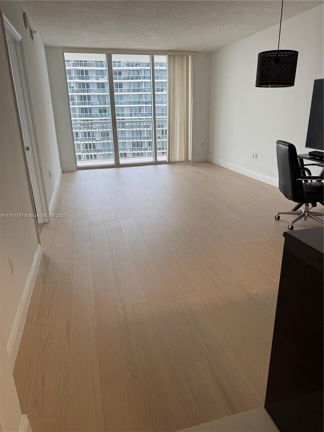 Building Photo - 1750 N Bayshore Dr