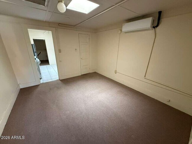 Building Photo - 830 E 9th St