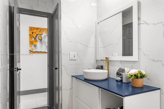 Building Photo - 390 NW 40th St