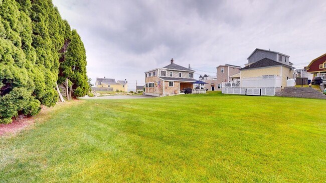 Building Photo - Winter Rental Only. Single Family Available: September 1 to April 30th - May 15th