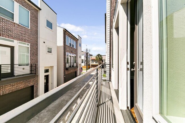 Building Photo - 5521 Larkin St