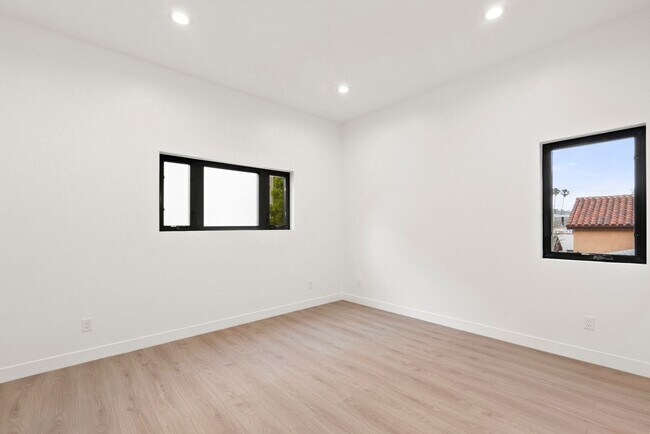 Building Photo - Stunning brand new construction, modern lu...