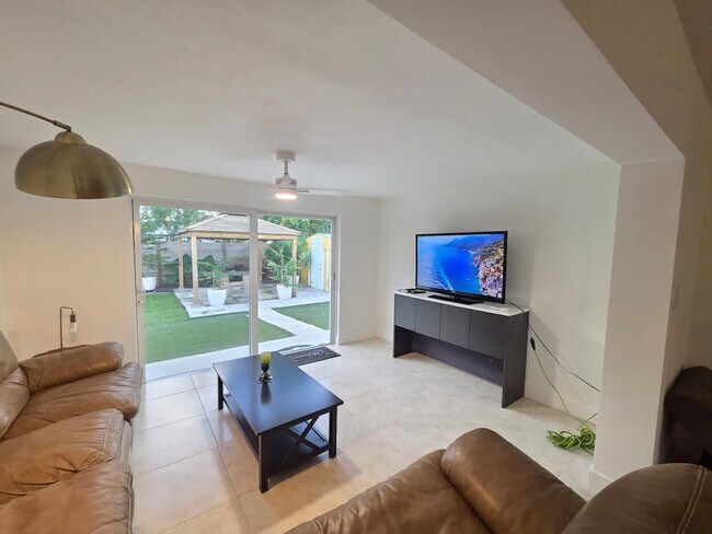 Primary Photo - 806 NE 4th St