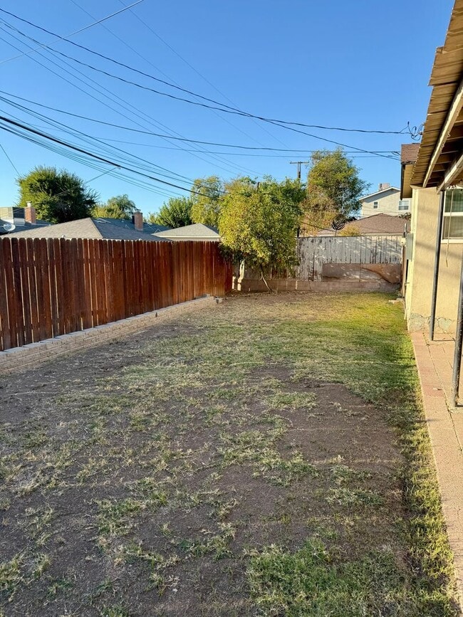 Building Photo - Explore this attractive property in Bakersfield, featuring 3-bedroom and 1.75 -bathrooms - Availa...