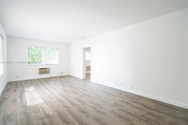 Building Photo - 1750 S Treasure Dr