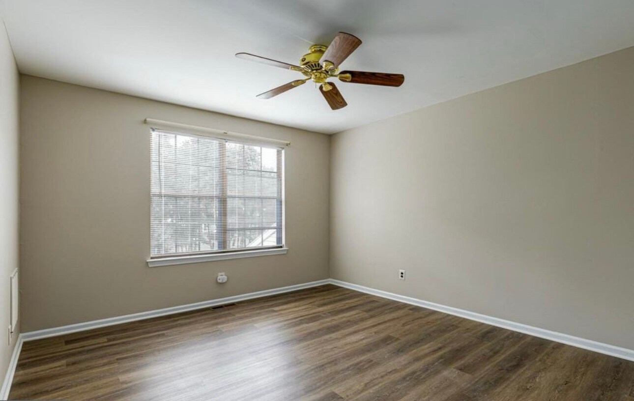 Building Photo - 8 Regent Ct