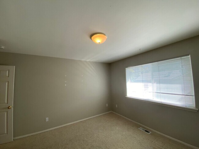 Building Photo - Spacious 2 Bedroom + office! Large yard!  ...