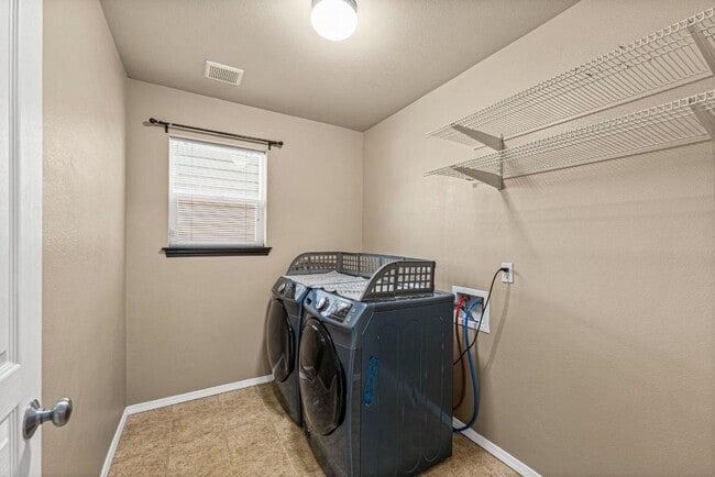 Building Photo - Spacious Corner Lot Home Near JBLM | 4 Bed...